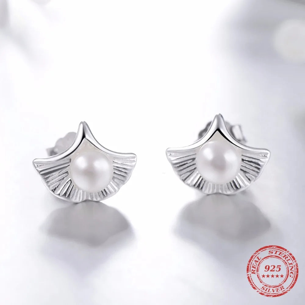 Pearl Shell detail on elegant pearl earrings in a subtle silver color