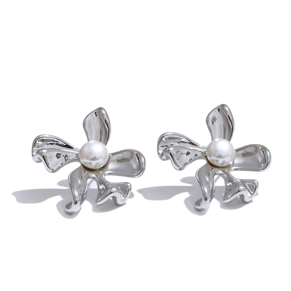 Ear rings arranged as earrings gold gold with floral motif