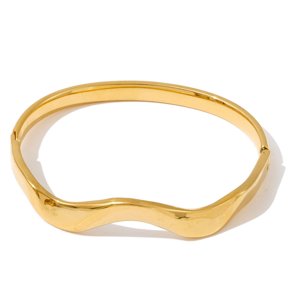 Lightweight gold gold bangle crafted for daily wear