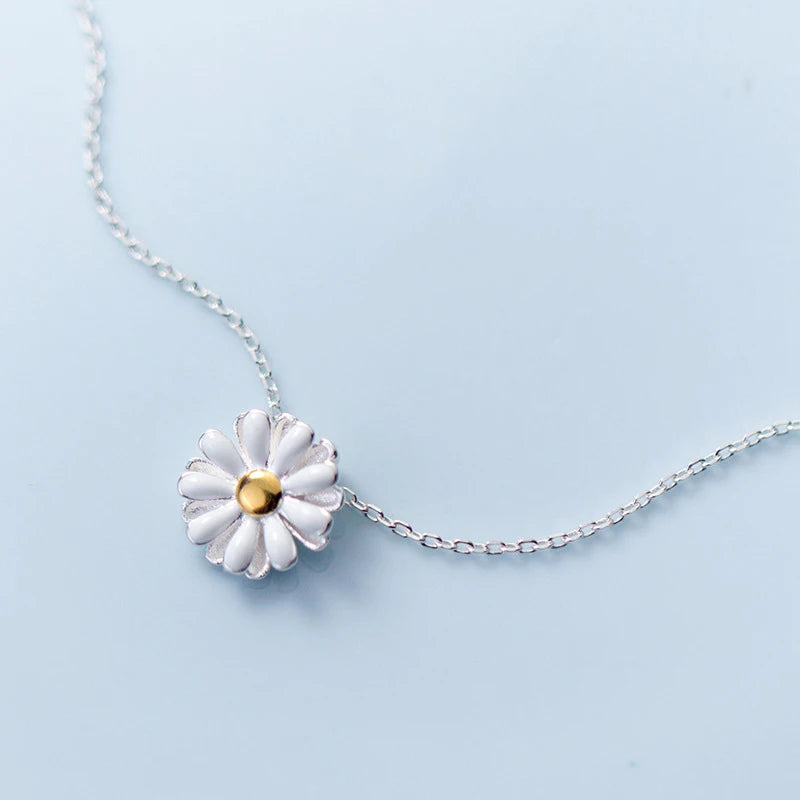 Pendant necklace in sterling silver with delicate necklace flower detail