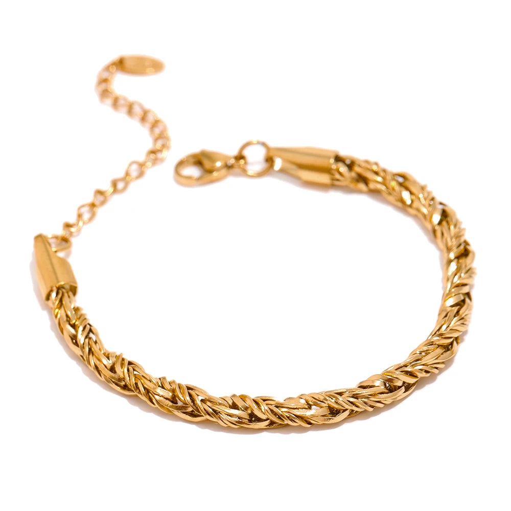 Chain with gold texture enhancing a gold necklace gold look
