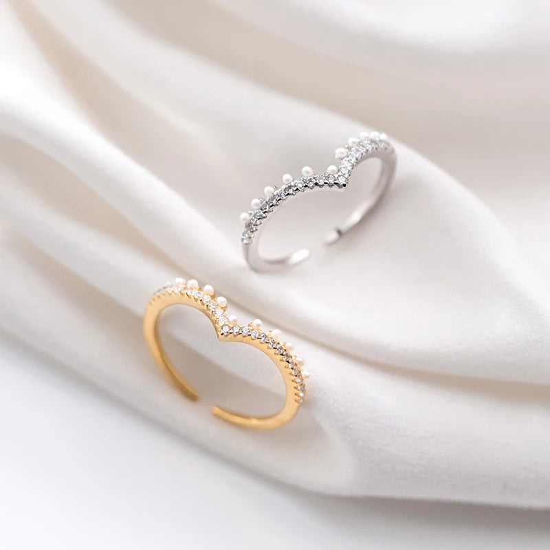 Sterling silver ring showing a pearl jewelry center