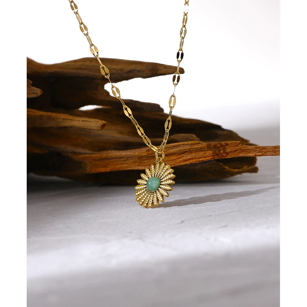 Delicate flower necklace in gold jewelry style