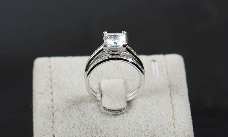 Engagement ring in sterling silver with classic shine