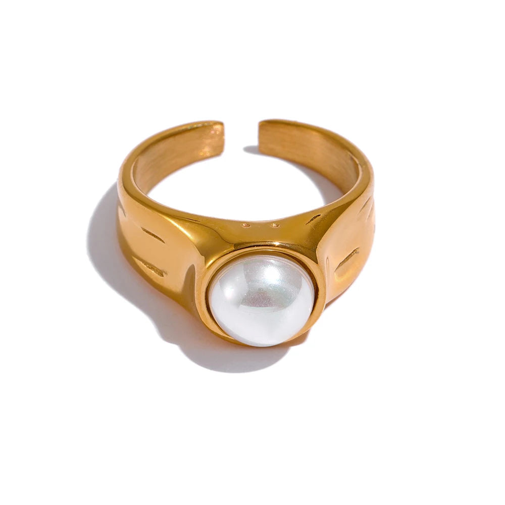 Gold ring with imitation pearl geometric style