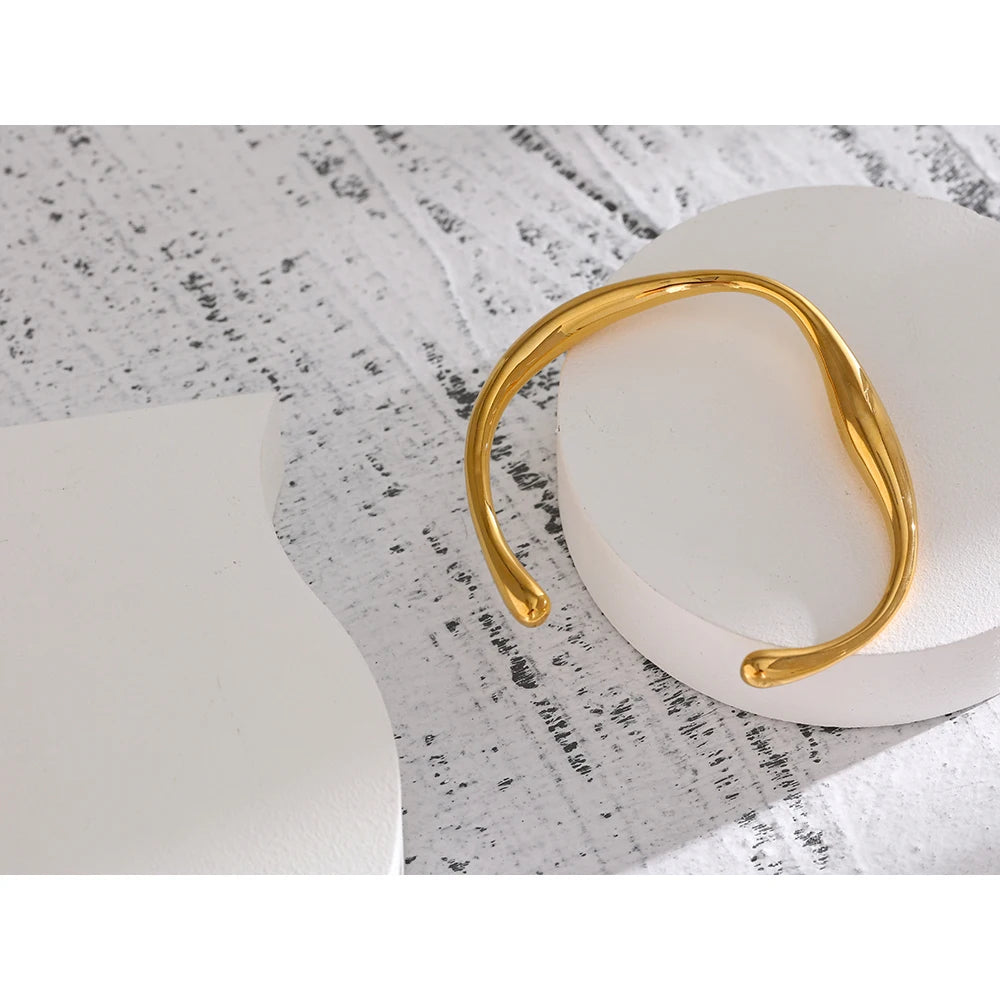 Gold cuff bracelet in gold plated stainless steel shine