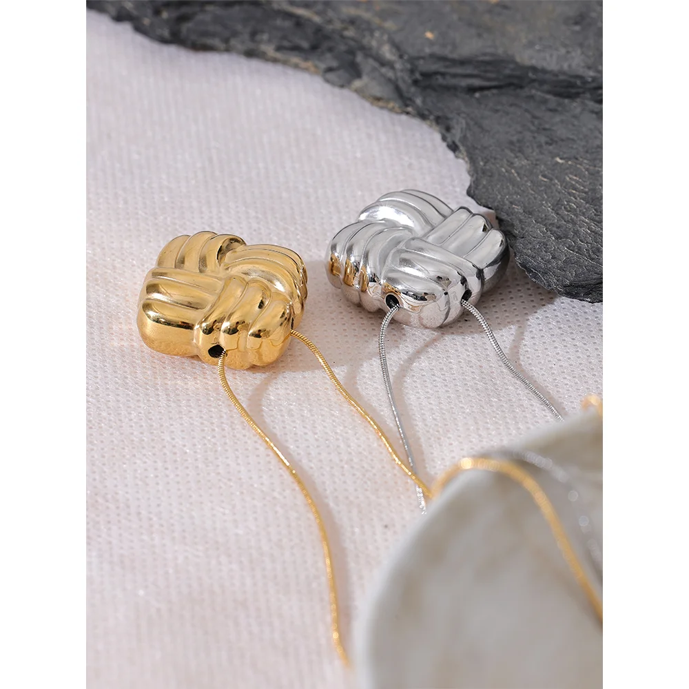 Chunky traverse pendant necklace with square stripe design in gold