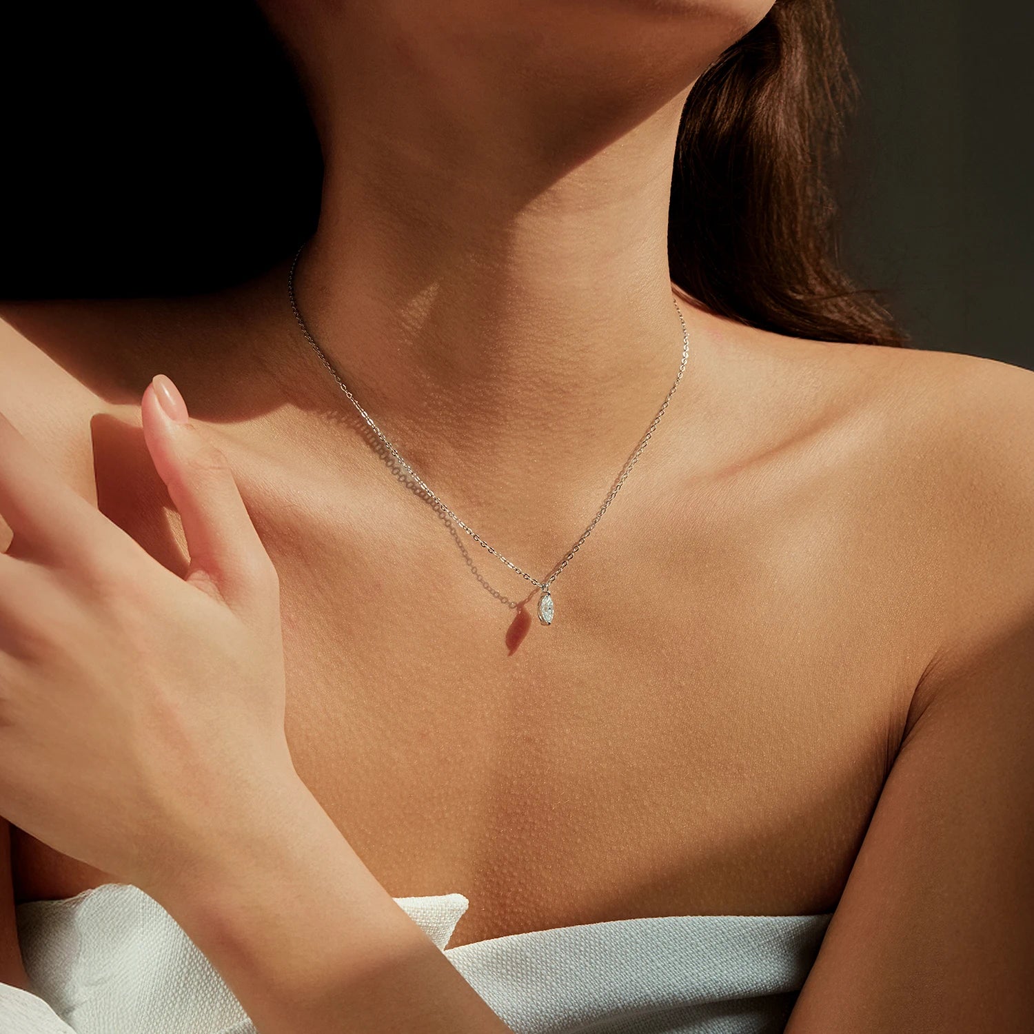 Elegant sterling silver chain necklace with rhombic moissanite diamond