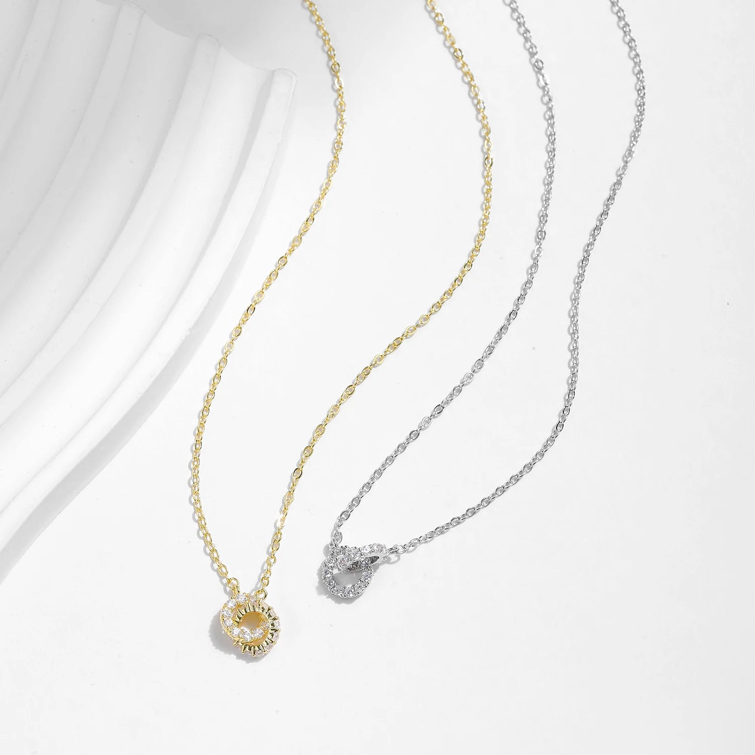 Elegant chain necklace with sparkling circle lock in sterling silver