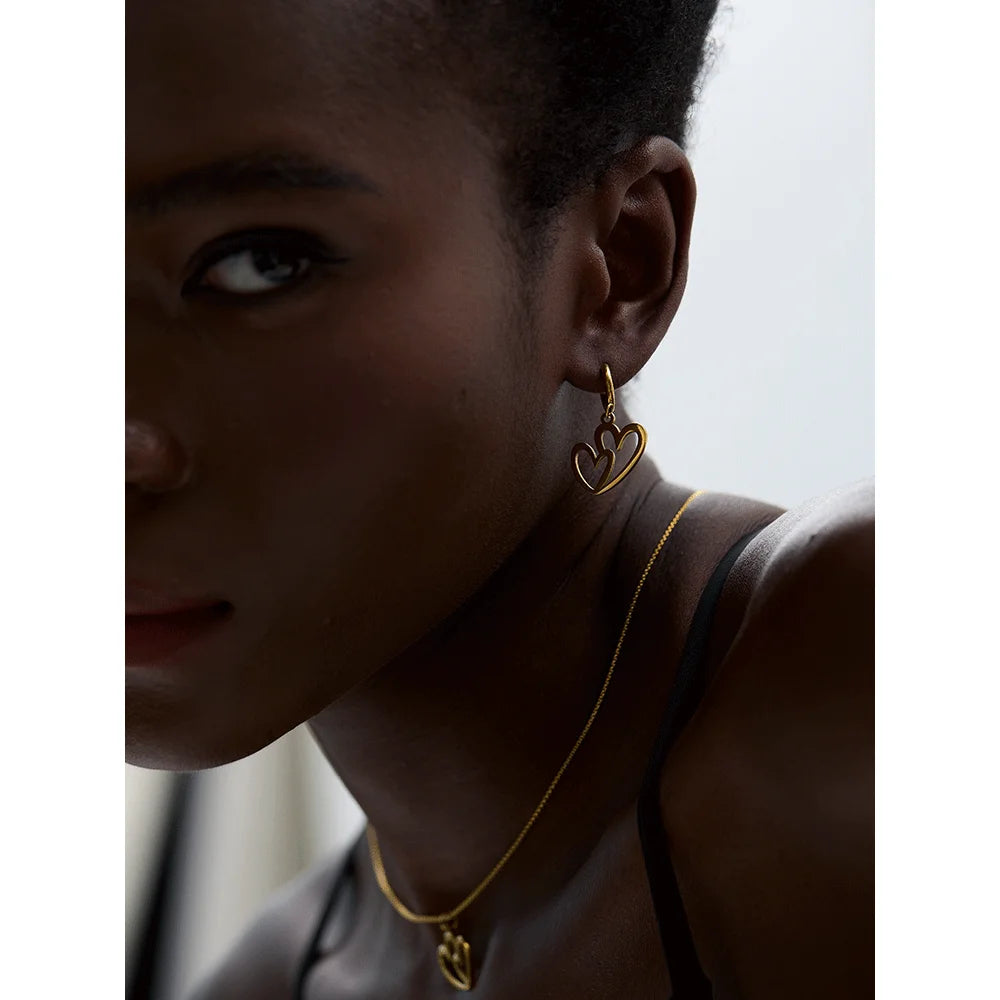 Gold necklace necklace look featuring a delicate heart pendant