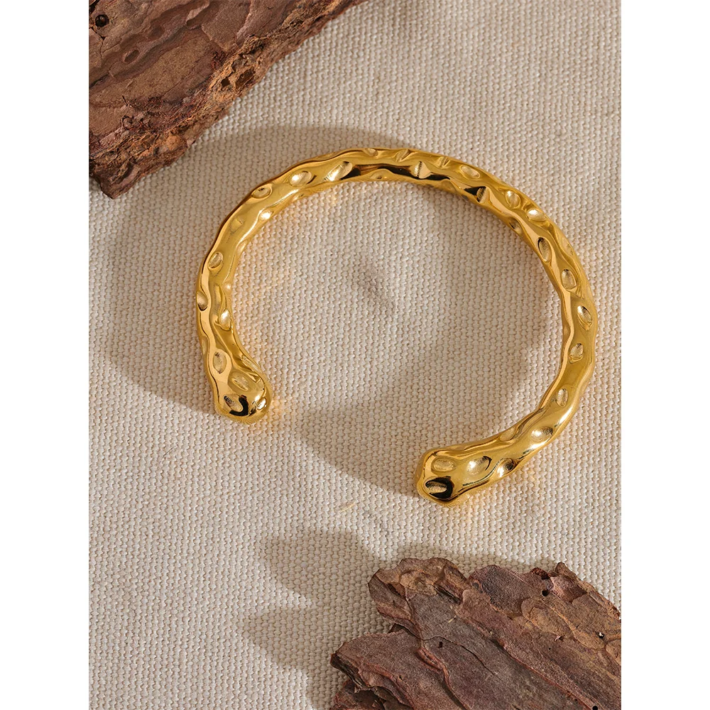 Cuff bracelet in gold arranged as a bracelet gold cuff statement