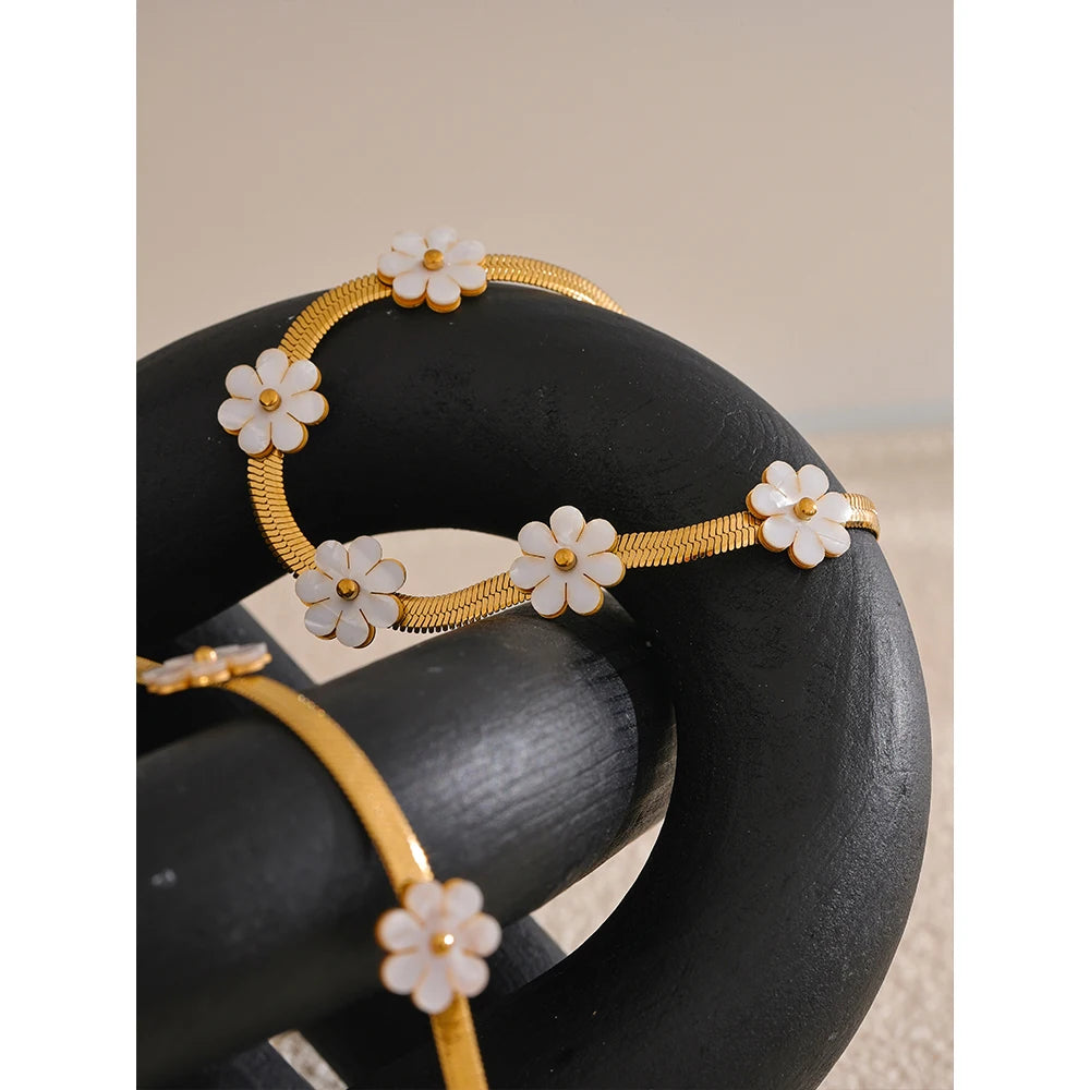 Elegant flower necklace and bracelet with gold for a coordinated look