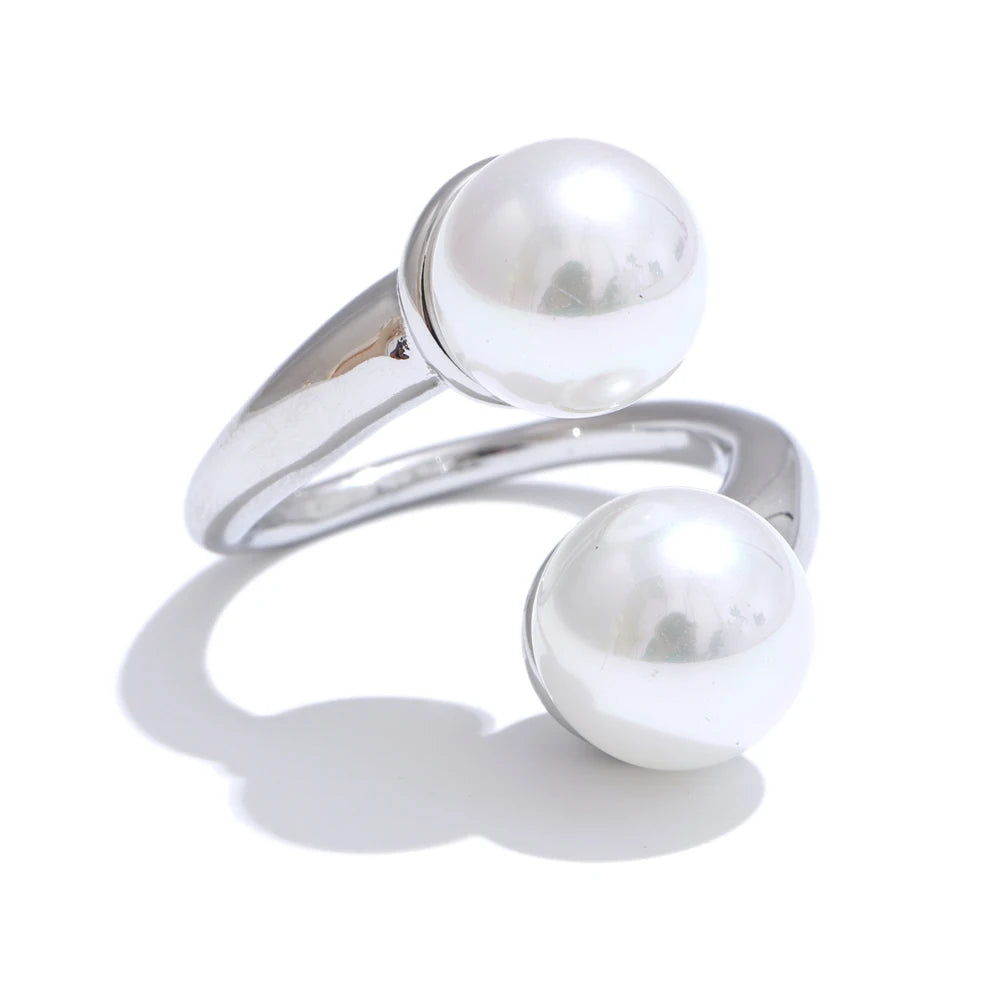 Gold in ring geometric shape with pearl detail