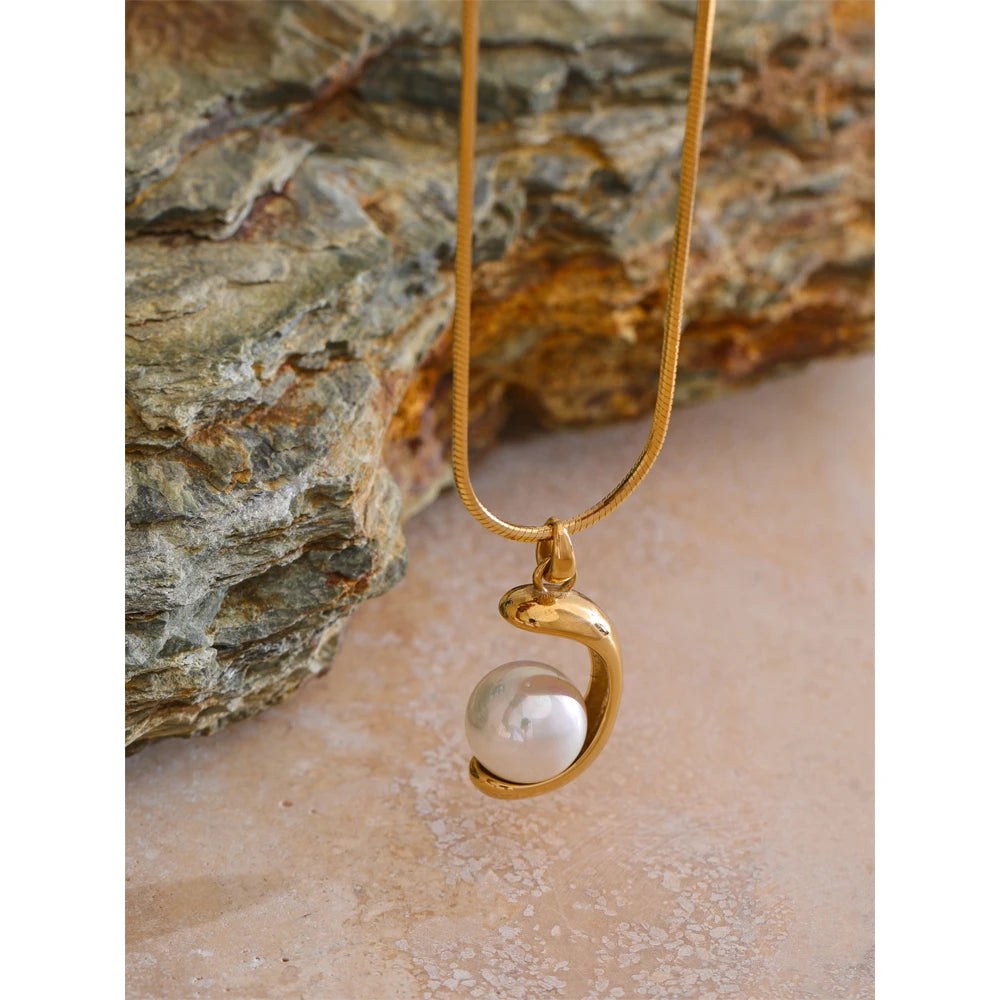 Modern pearl in necklace design with polished finish