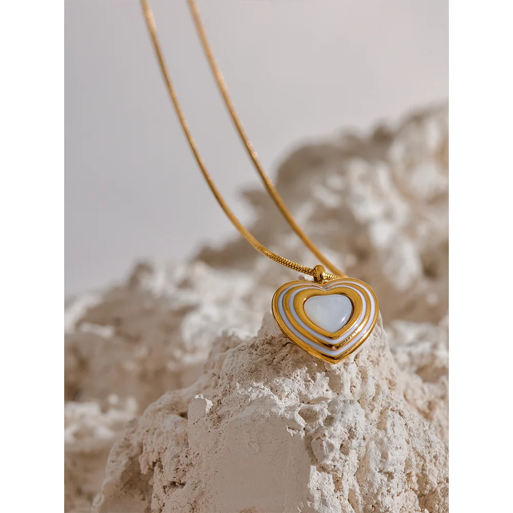 Minimal heart shell pendant creating a soft gold heart mood