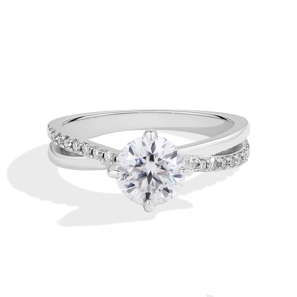 Four-claw moissanite wedding ring in 925 sterling silver