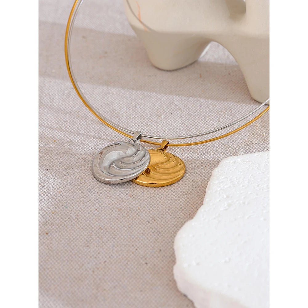 Necklace gold necklace in modern round collar jewelry style