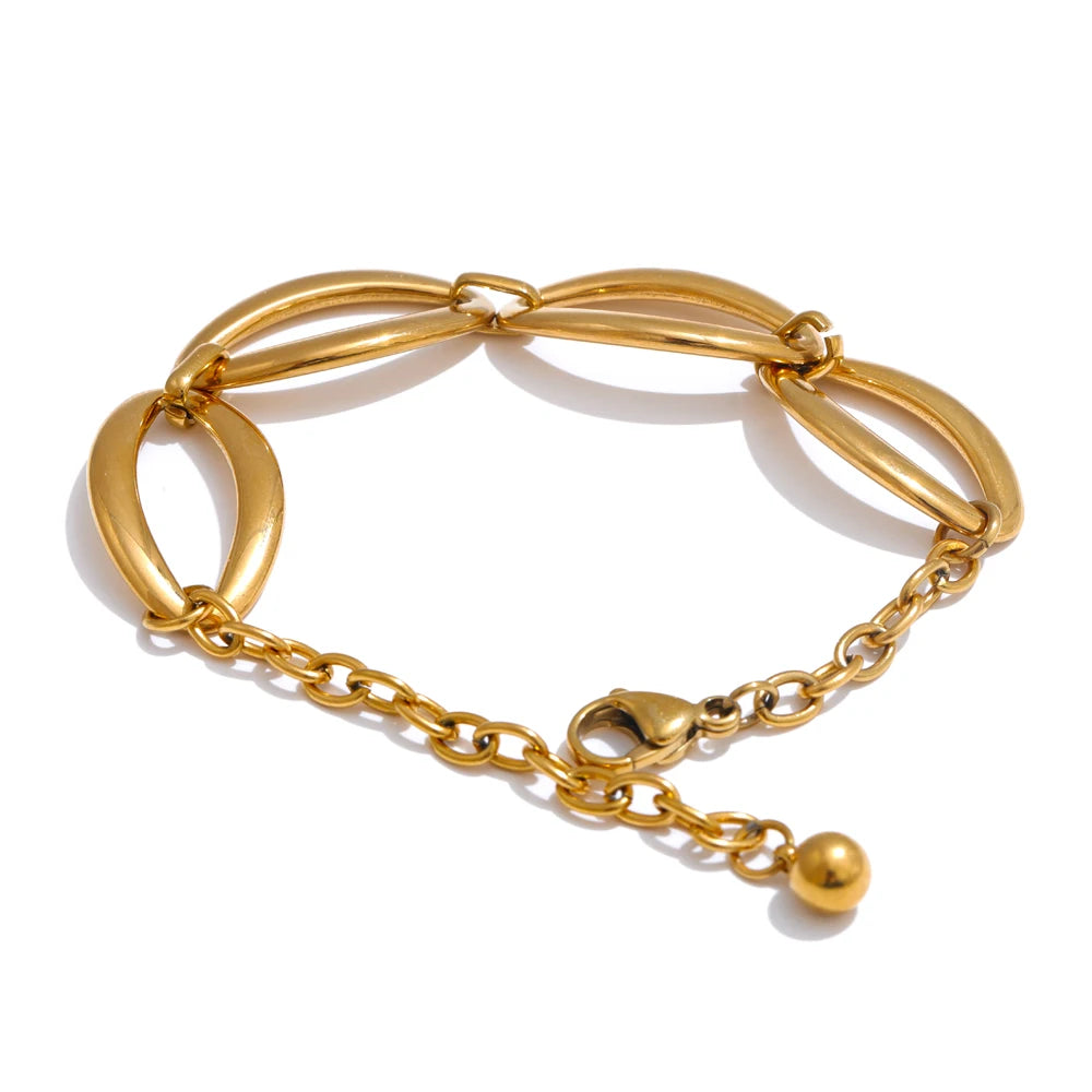 Golden jewelry set of necklace and bracelet in chain style