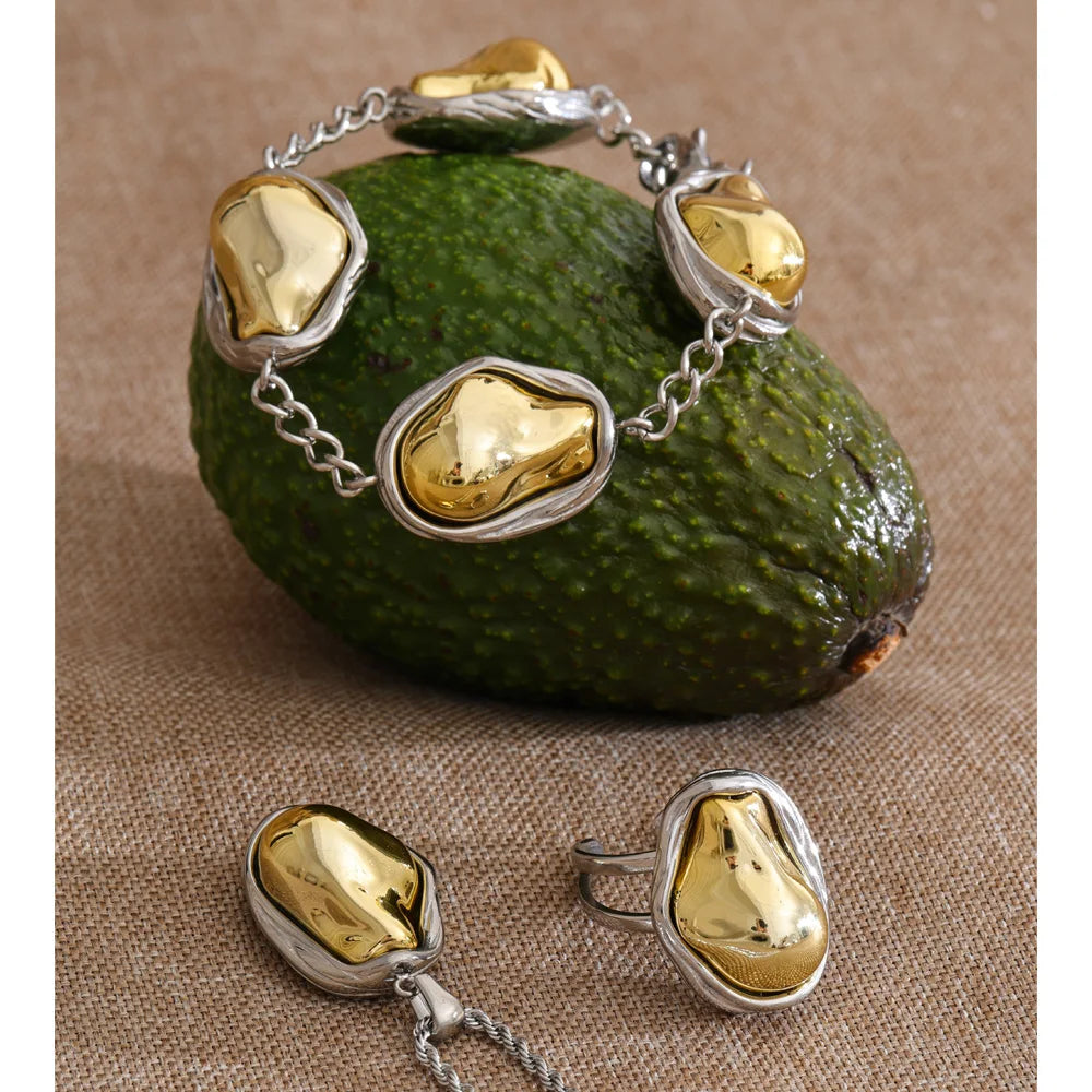 Close up of pendant necklace gold with simulated baroque pearls