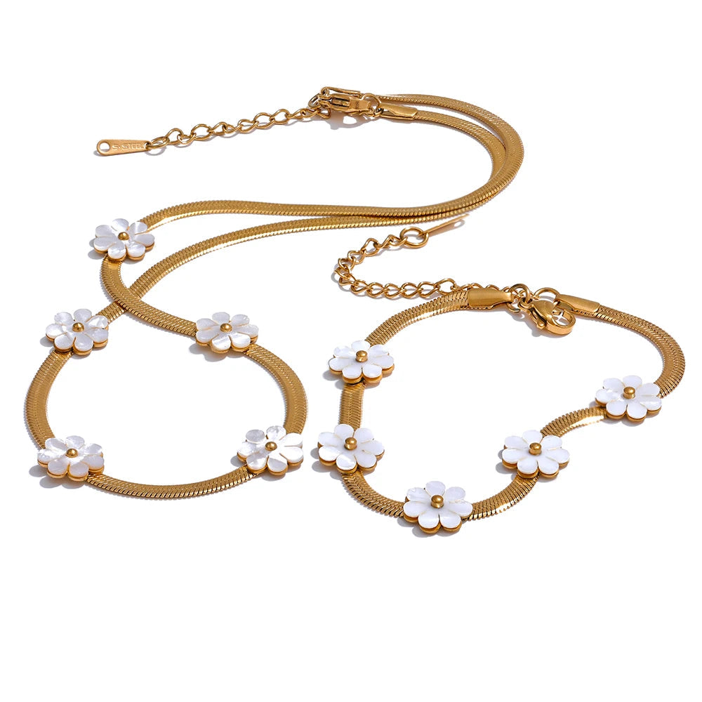 Gold jewelry flower necklace with bracelet gold bracelet in a jewelry set