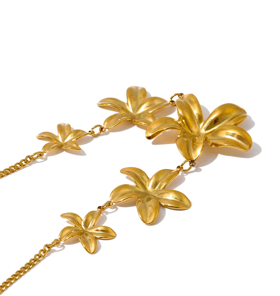 Pendant in necklace crafted in polished golden finish