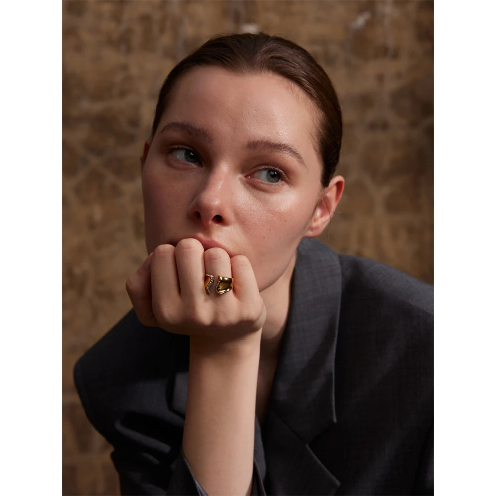 Fashionable jewelry ring gold plated with sparkling cubic zirconia