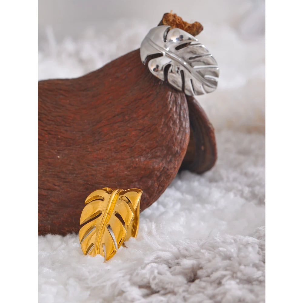 Ring with size feature in gold leaf open ring