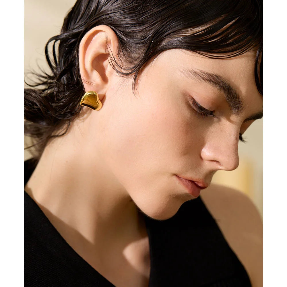 Gold heart earrings with delicate finish