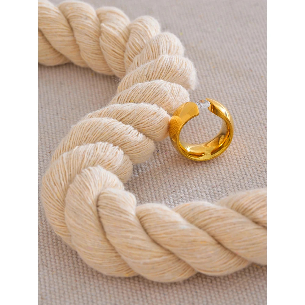 Classic ring with gold surface and refined cubic zirconia accent