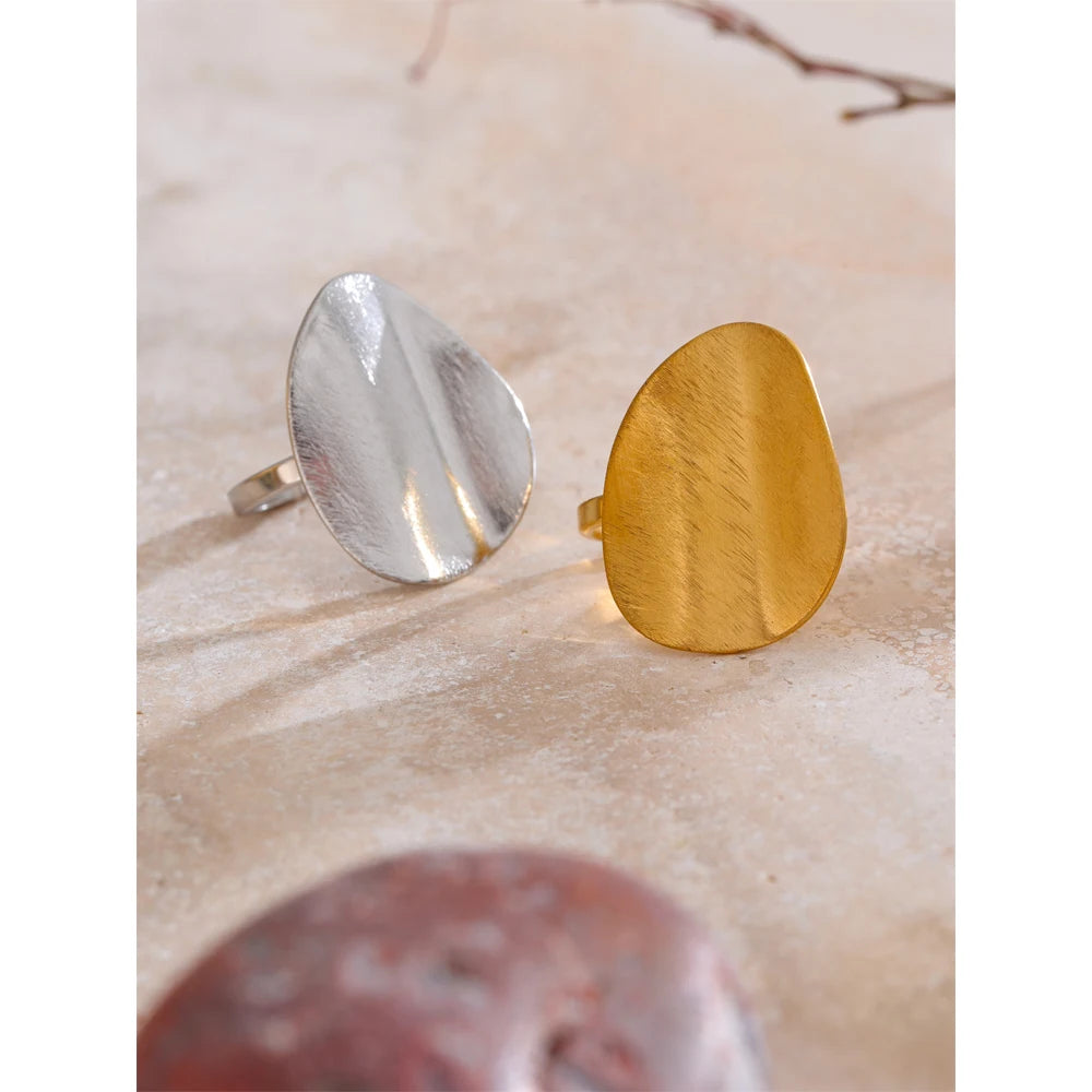 Minimalist adjustable ring showing ring size from ring guidance