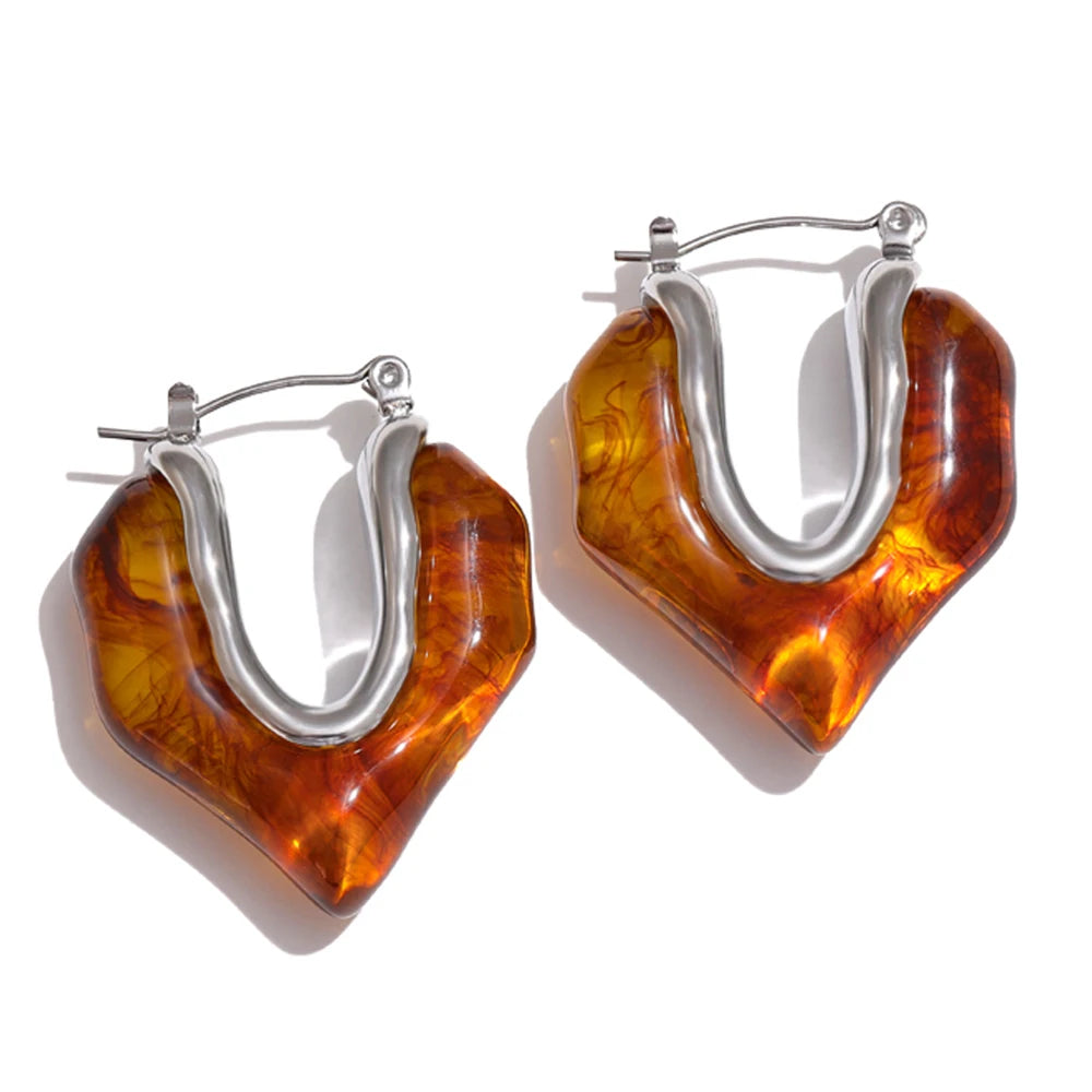 Ear rings with amber resin and geometric gold frame