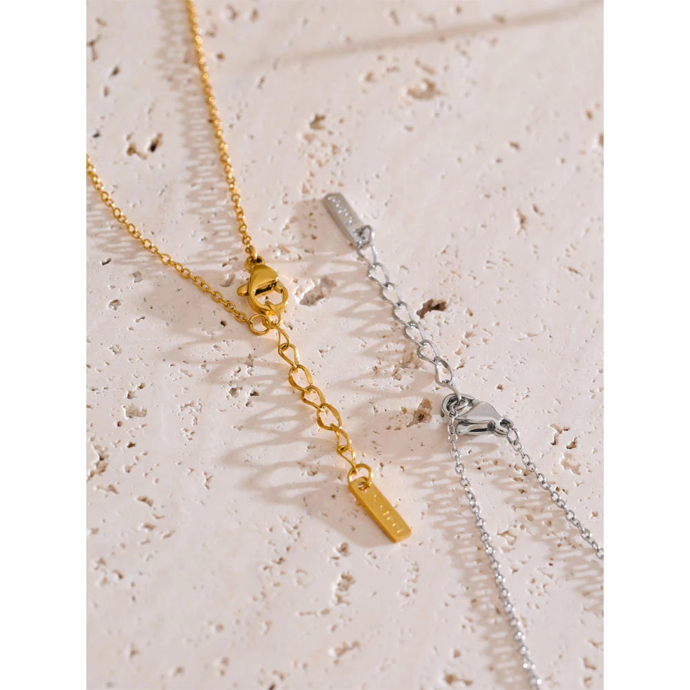 Hand chain in gold plated glow with comfortable chain for hand proportions