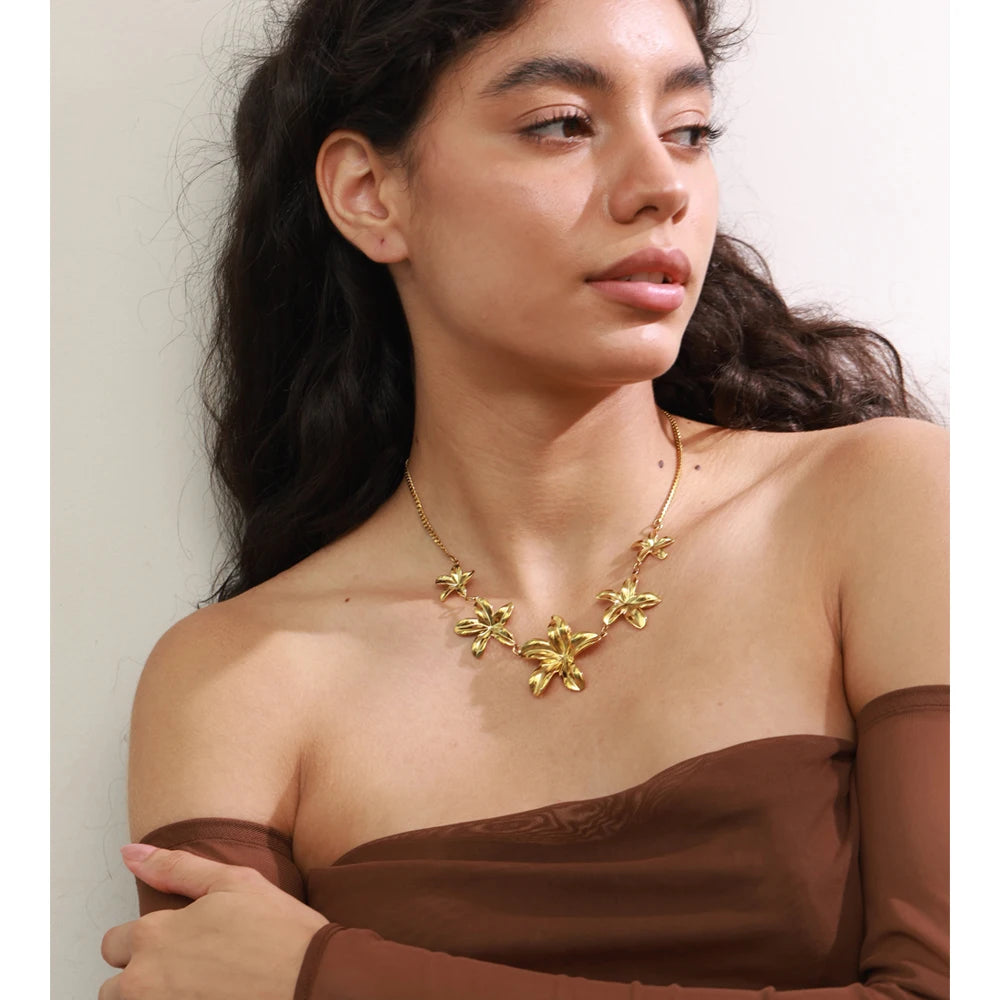 Chain necklace gold look with elegant floral accent