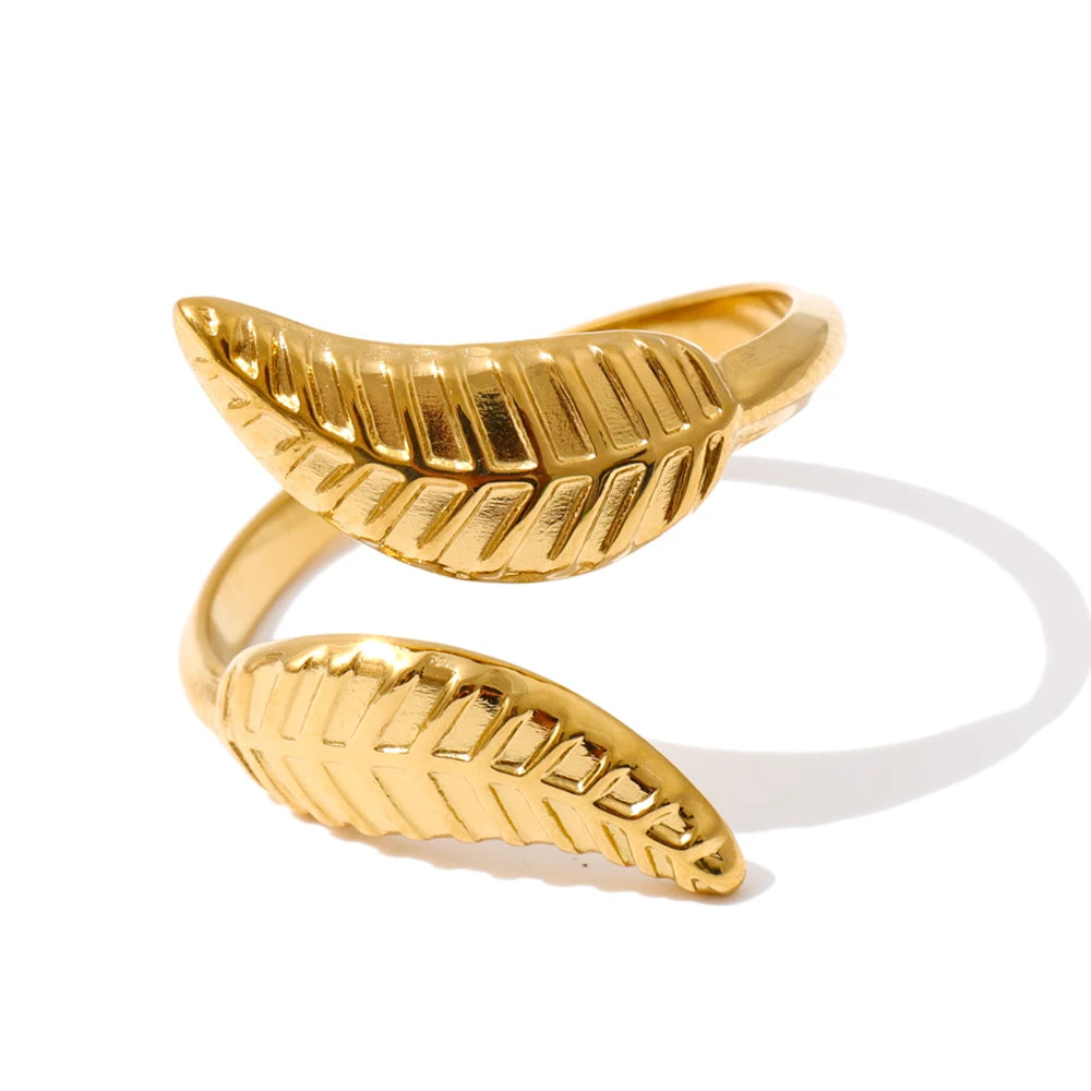 Gold rings rings style with nature inspired leaf