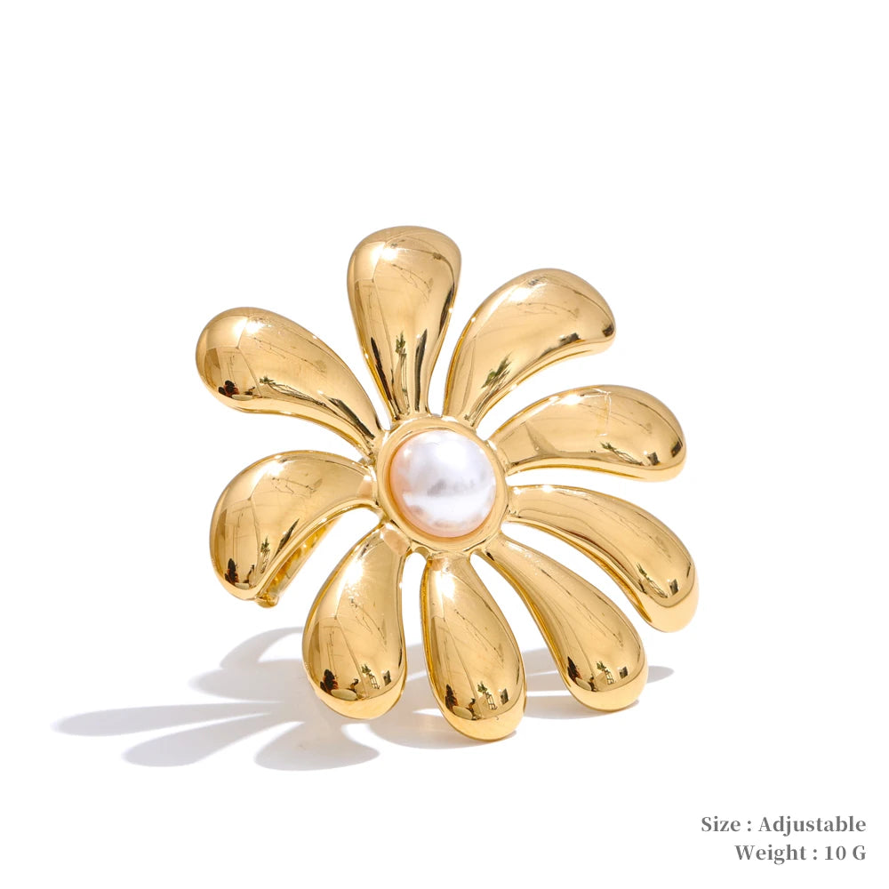 Necklace flower motif in gold jewelry with matching flower earrings