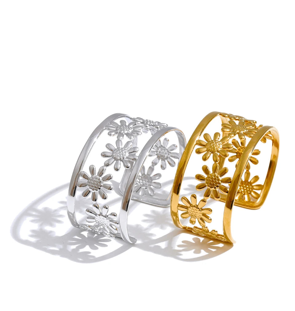 Charming bracelet and charm set with polished gold design