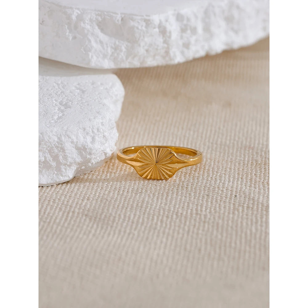 Stainless steel jewellery gold ring with stripe pattern