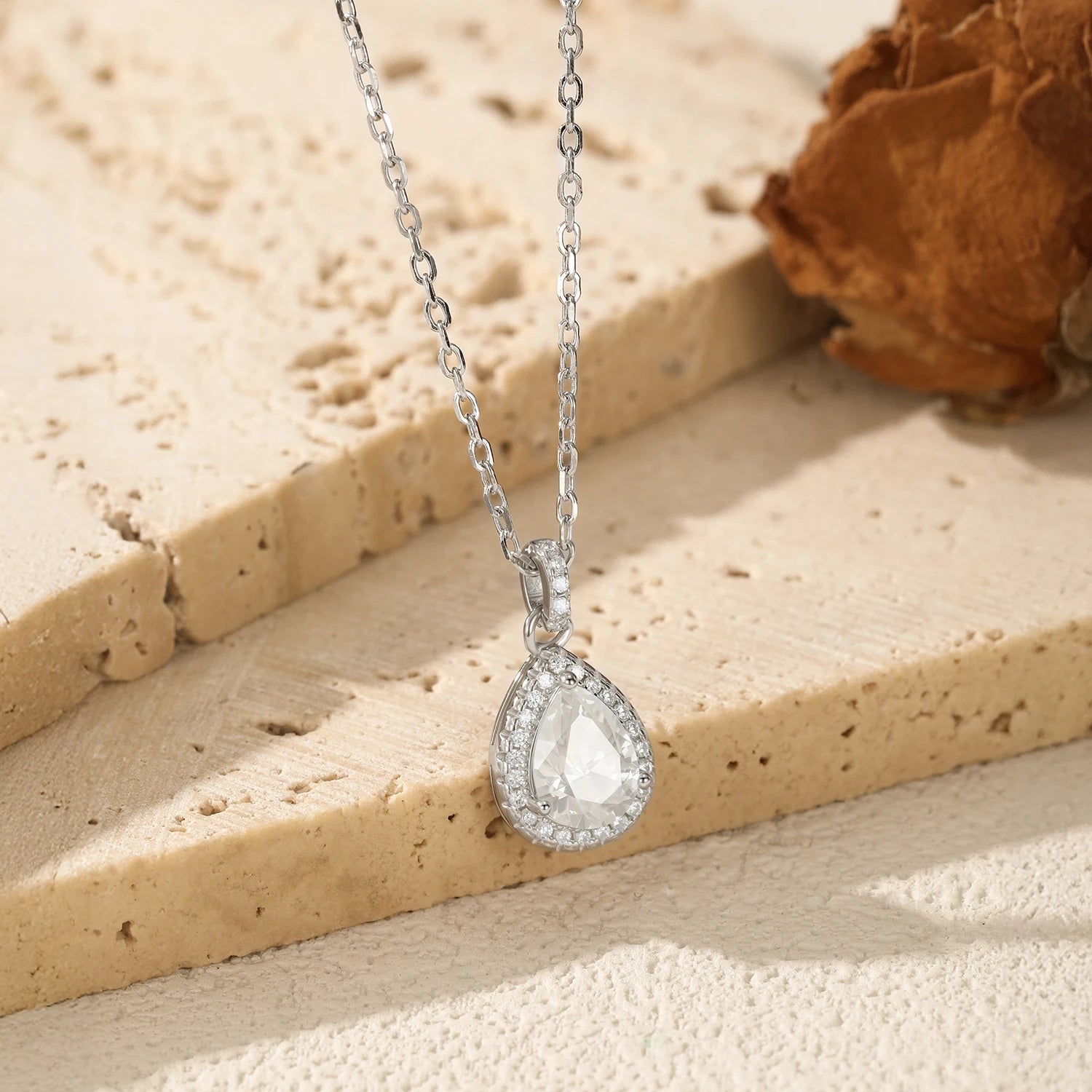 Women’s pendant necklaces design featuring water drop moissanite gemstone