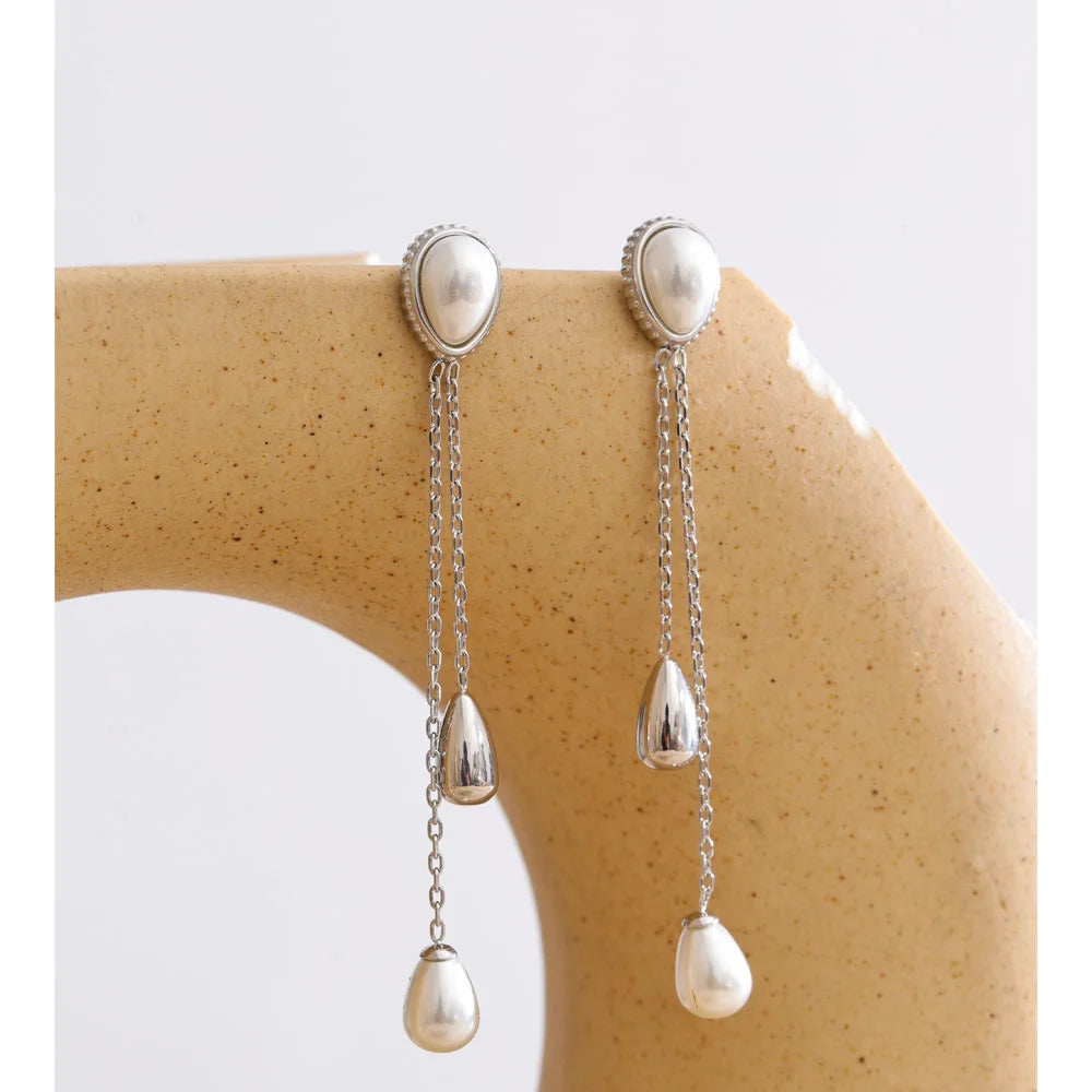 Chic ear rings with pearl drop and flowing chain detail