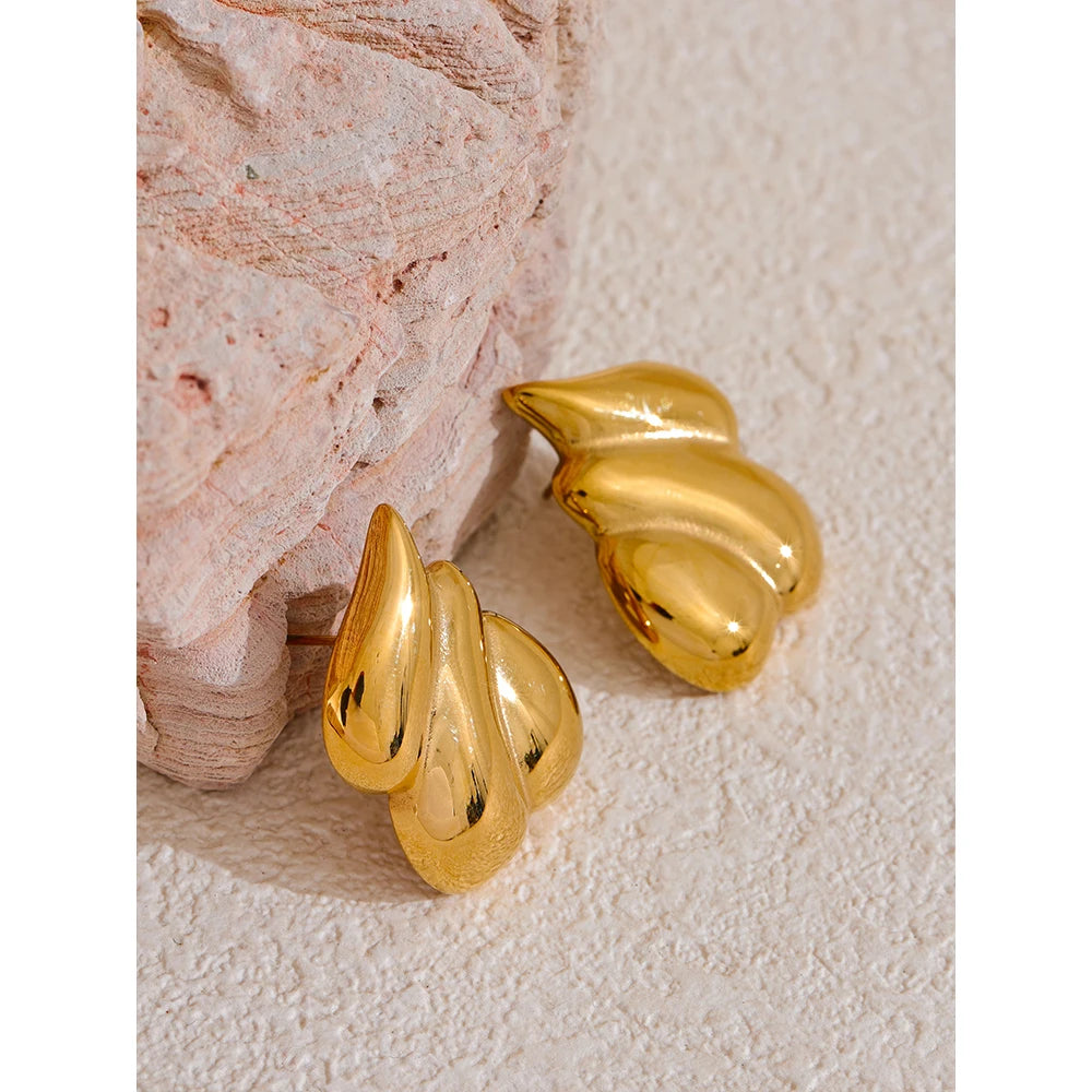 Minimal earrings and gold pairing in waterproof jewelry style