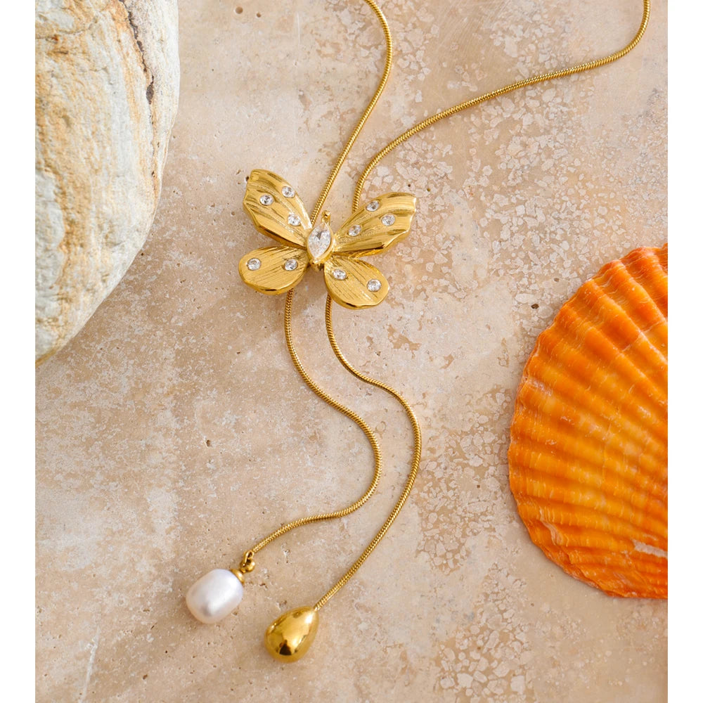 Stainless steel necklace with soft pearl in necklace detail