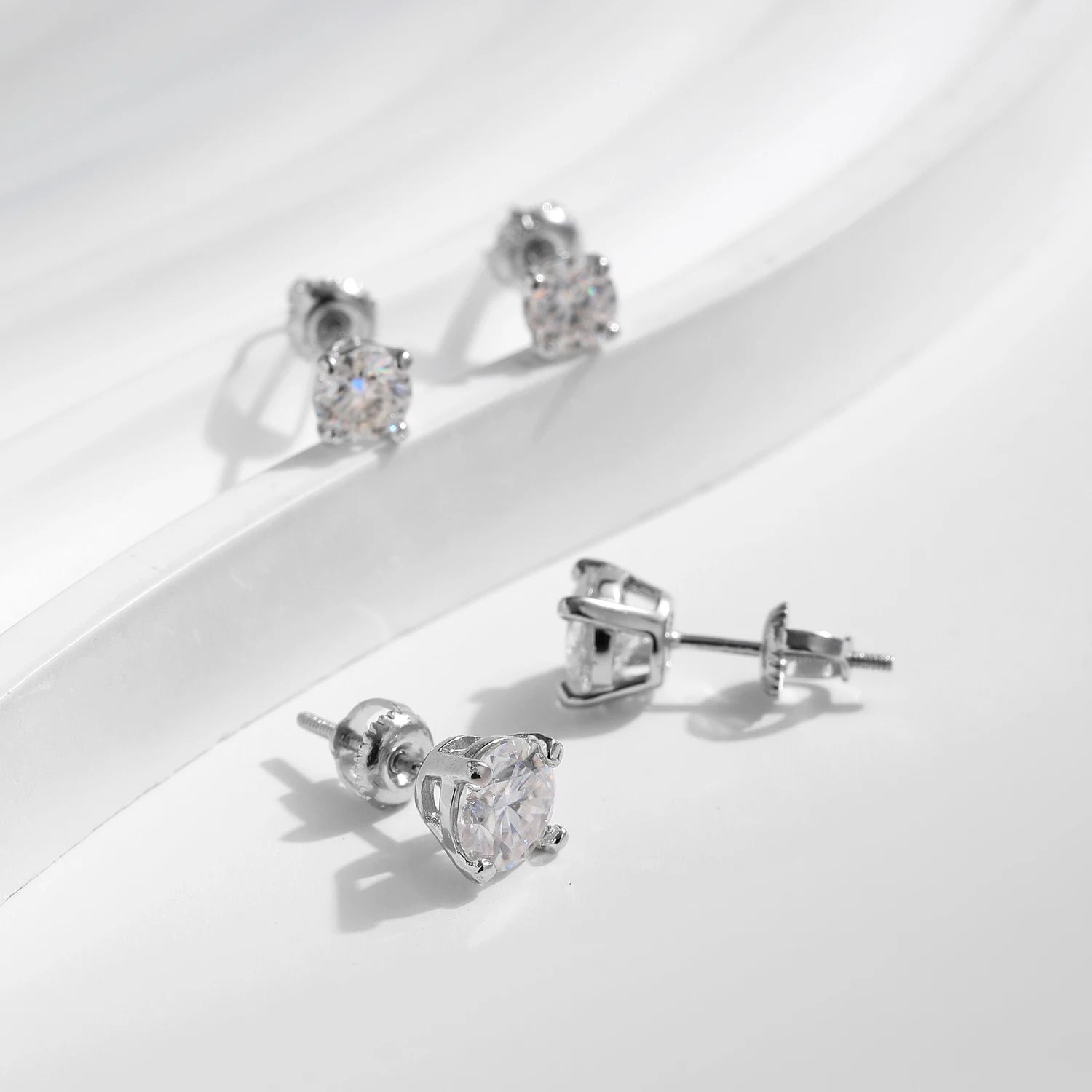 Luminous ear rings featuring moissanite diamonds in a refined setting