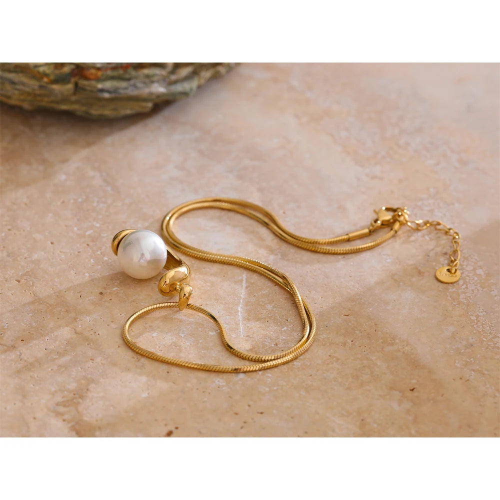 Classic pearl on a necklace with refined pendant detail