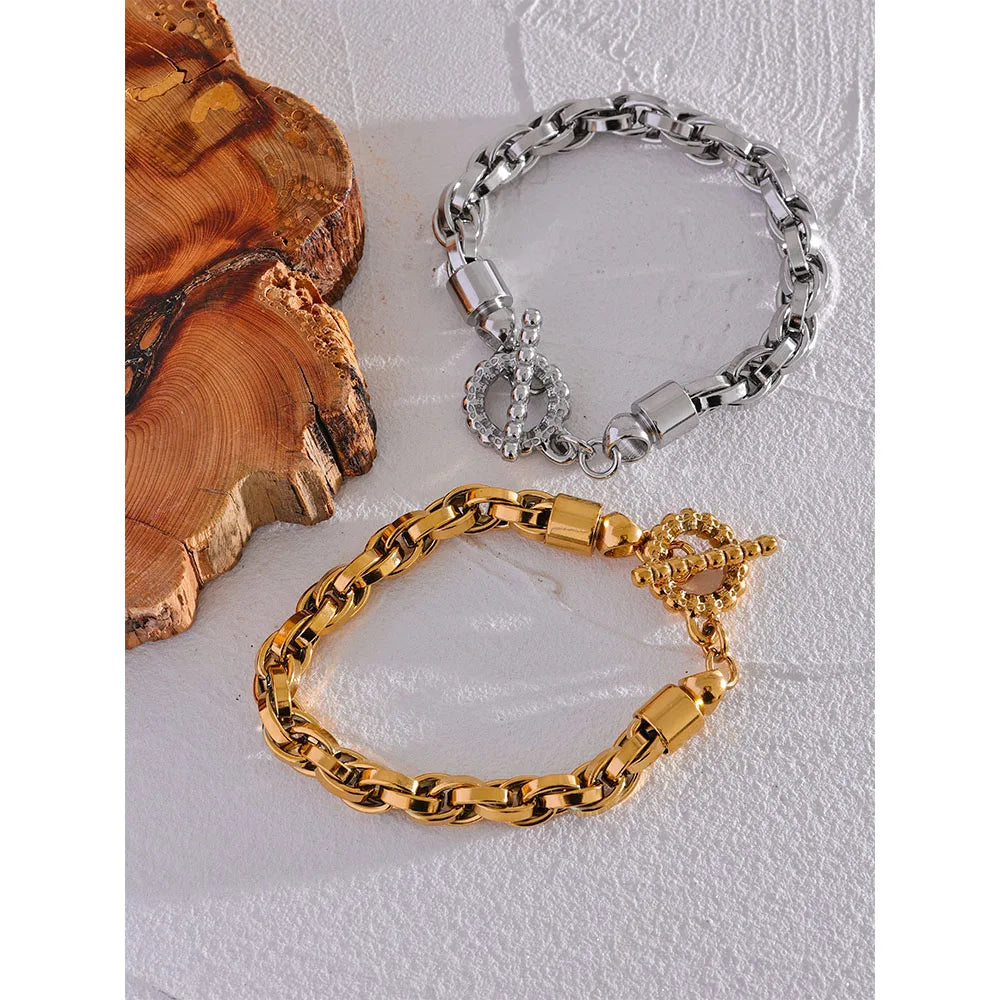 Minimal chain and bracelet look in a gold plated finish