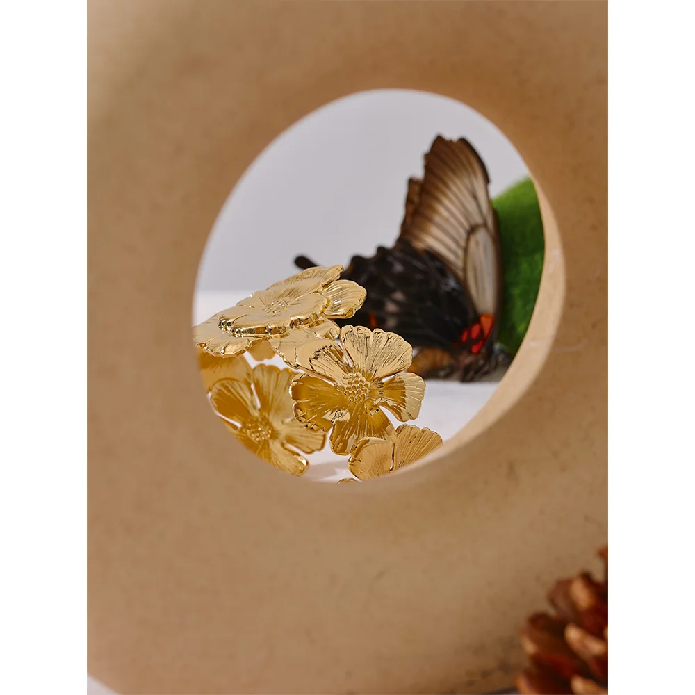 Minimal a gold bracelet look shaped as a cuff bracelet