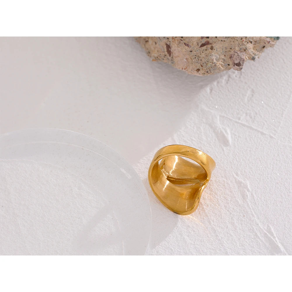 Gold ringer look displaying ring ring gold contours