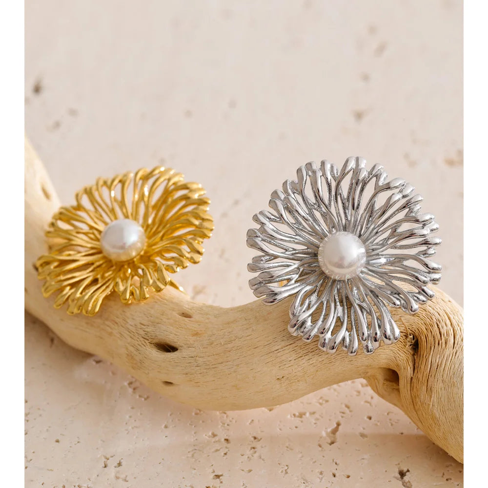 Adjustable pearl ring with polished gold details