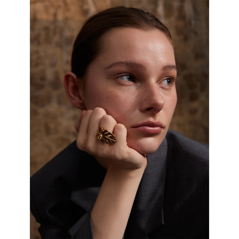 Stainless steel ring with leaf leaves metal pattern