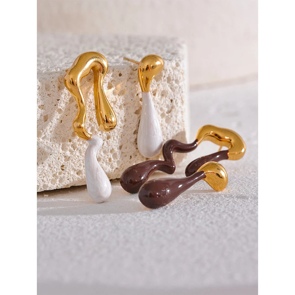 Minimalist ear rings featuring asymmetry and contrasting colors