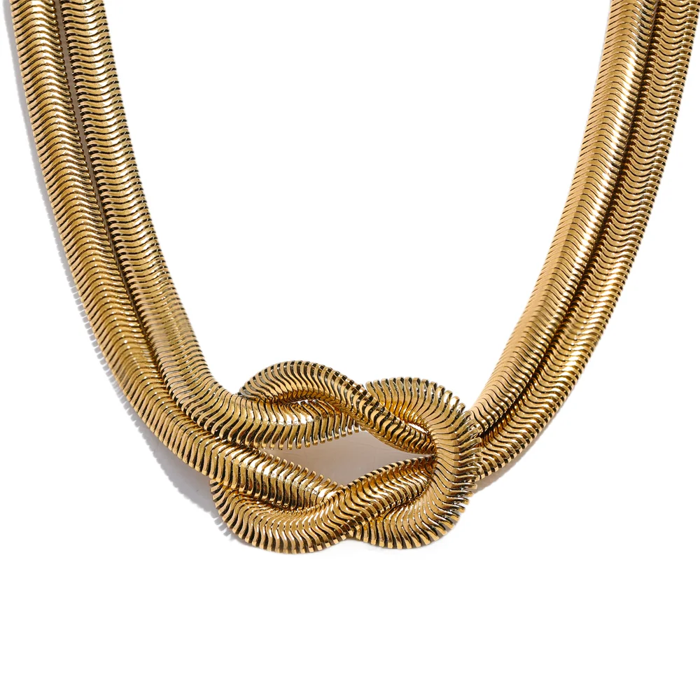 Bracelet chain in gold pairing with a chain necklace